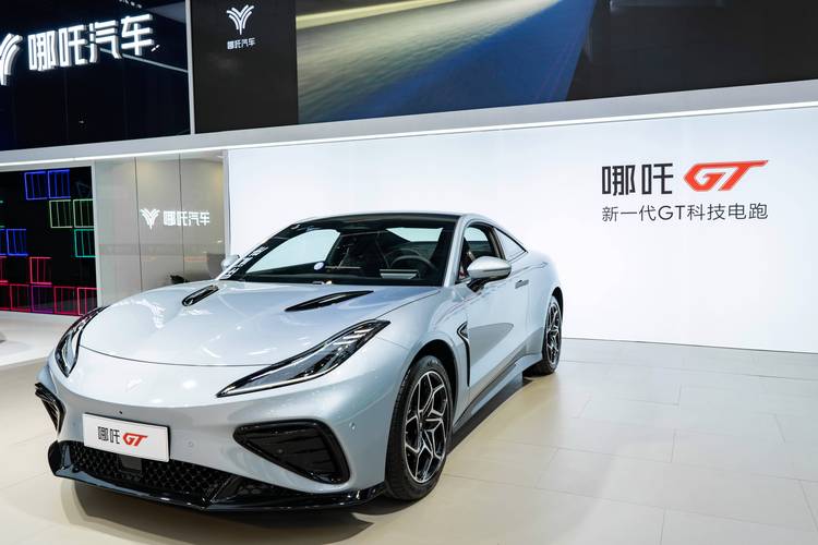 重庆72哪吒汽车在智能汽车领域的表现，领途汽车在新能源汽车市场中的影响力